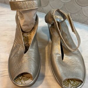 Fly London Women's Metallic Peep-Toe Sandals